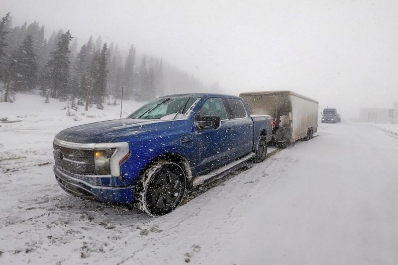 Видео: электрический пикап Ford тянет 4,5-тонный груз в экстремальных условиях