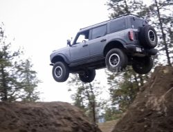 Видео: Ford Bronco пролетел 13 метров, прыгнув с трамплина