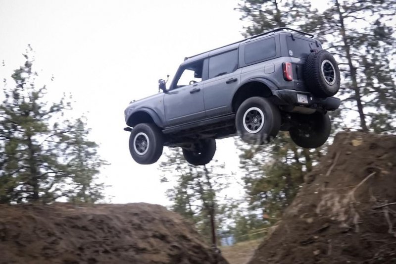 Видео: Ford Bronco пролетел 13 метров, прыгнув с трамплина