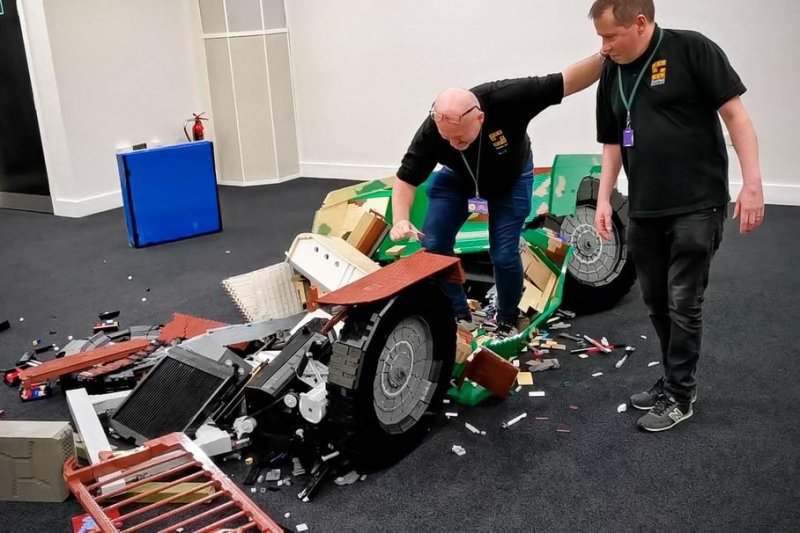 Видео: Jeep из 120 тысяч кубиков Lego развалился под весом своего создателя