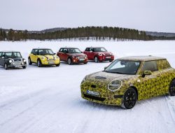 Видео: новый Mini привезли на зимние испытания вместе с предыдущими моделями