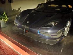 Видео: один из семи Koenigsegg One:1 пылится на складе в Дубае