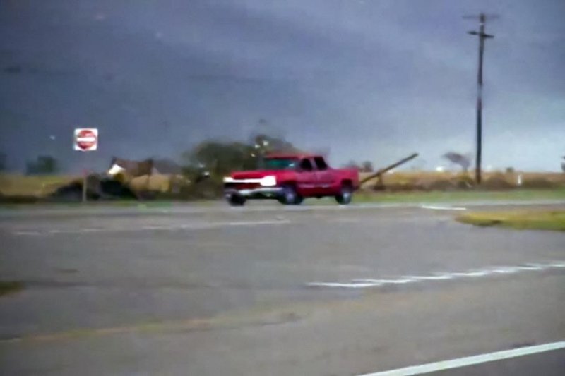 Видео: посмотрите, как Chevrolet Silverado чудом выбрался из торнадо