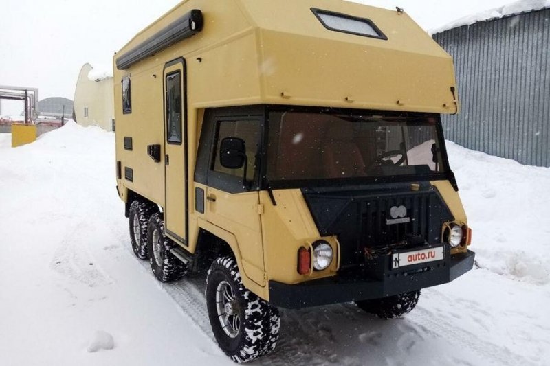 Военный вездеход превратили в автодом и продают за 15 миллионов рублей