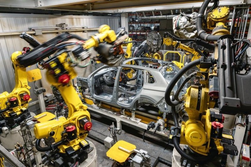 Volkswagen останавливает поставки автомобилей и производство в России