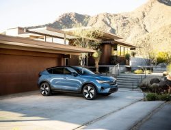 Volvo построила дизайнерский гараж для электромобиля C40 Recharge