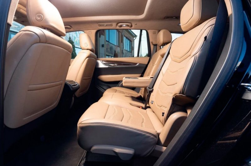 
            Ковбой в костюме. Три мнения о Cadillac XT6
        