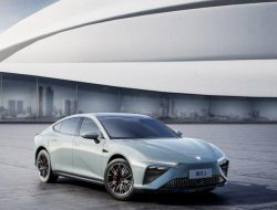 1100 км без подзарядки: показан новый конкурент Tesla Model 3 из Китая