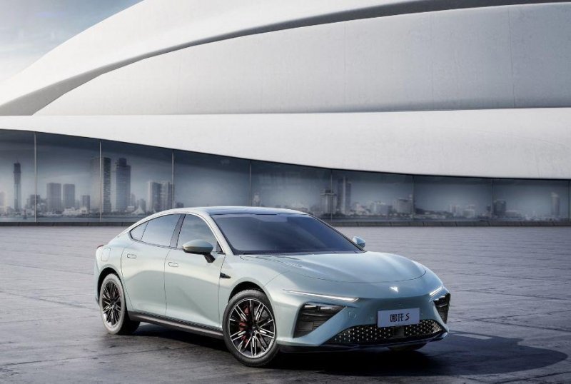 1100 км без подзарядки: показан новый конкурент Tesla Model 3 из Китая