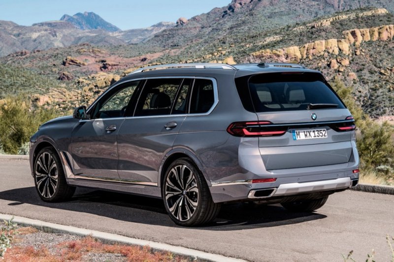 
            BMW обновила флагманский кроссовер X7
        
