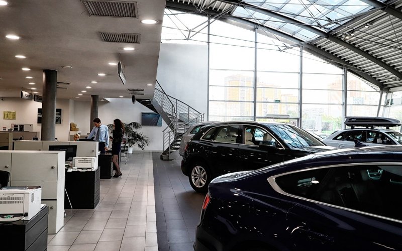 
            В АЕБ допустили падение российского авторынка на 50% в 2022 году
        