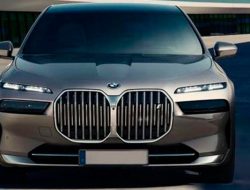 Появилось первое фото новой BMW 7-Series без камуфляжа