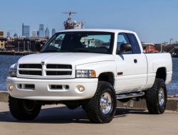 20-летний Dodge Ram продали по цене Toyota Land Cruiser Prado