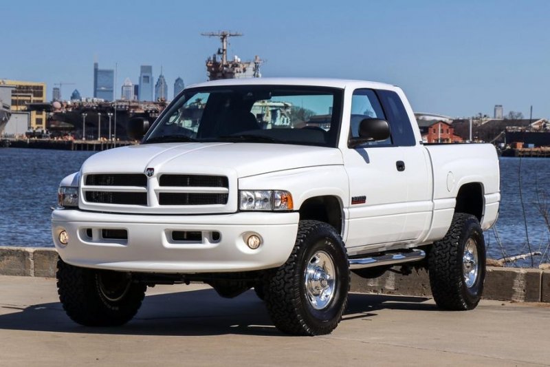 20-летний Dodge Ram продали по цене Toyota Land Cruiser Prado