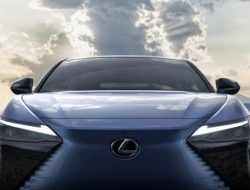 Новый кроссовер Lexus получит руль-штурвал в стиле Tesla
