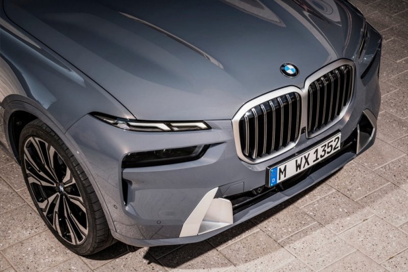 
            BMW обновила флагманский кроссовер X7
        
