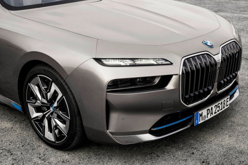 
            BMW представила флагманский седан 7-Series нового поколения
        
