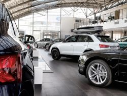 Продажи новых автомобилей в России в марте упали на 62,9%