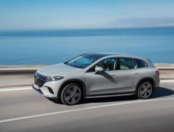 523 л.с. и 613 км без подзарядки: представлен кроссовер Mercedes-Benz EQS SUV