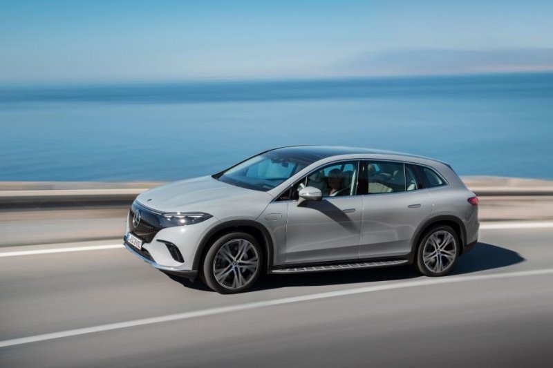 523 л.с. и 613 км без подзарядки: представлен кроссовер Mercedes-Benz EQS SUV