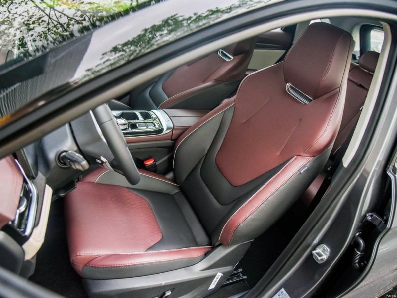 
            В России сертифицировали новый китайский кроссовер JAC S6. Подробности
        