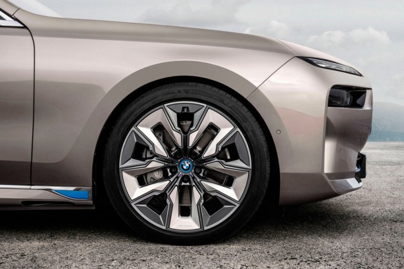 
            BMW представила флагманский седан 7-Series нового поколения
        