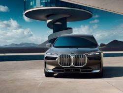 Новая BMW 7-Series получила первую спецверсию с 31,3-дюймовым 8К-экраном