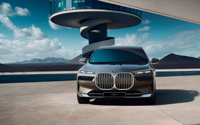 
            Новая BMW 7-Series получила первую спецверсию с 31,3-дюймовым 8К-экраном
        