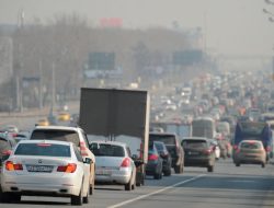 Власти Москвы предупредили водителей о возвращении дачных пробок