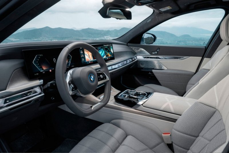 
            BMW представила флагманский седан 7-Series нового поколения
        