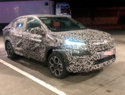 Неизвестный купе-кроссовер Renault сфотографировали на парковке