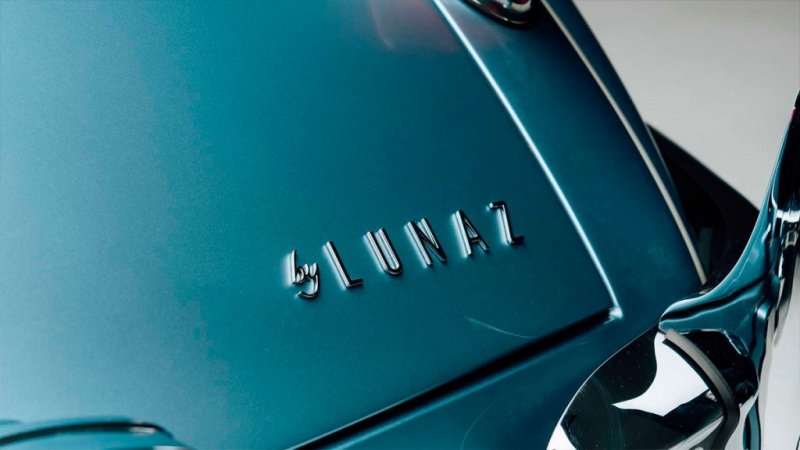 
            Дэвид Бэкхем подарил сыну на свадьбу электрический Jaguar за $550 тыс.
        