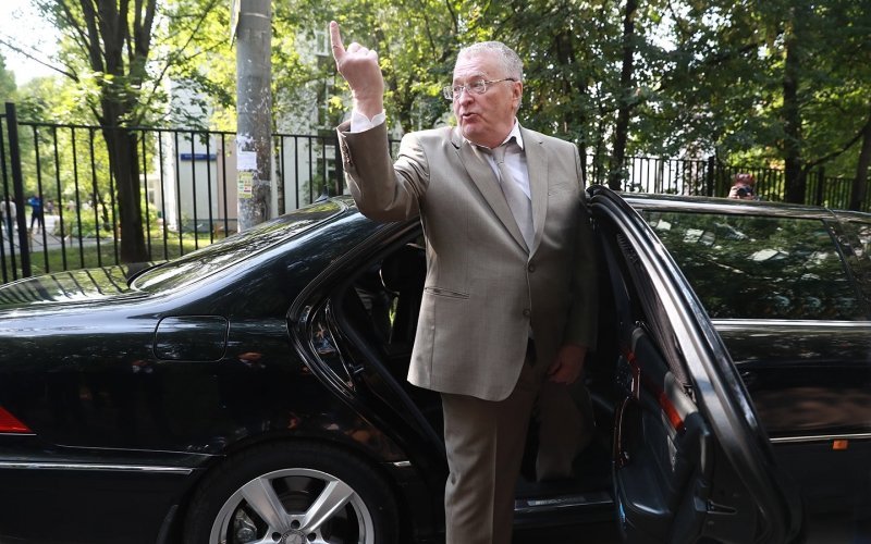 
            Автомобили Владимира Жириновского. На чем ездил лидер ЛДПР
        