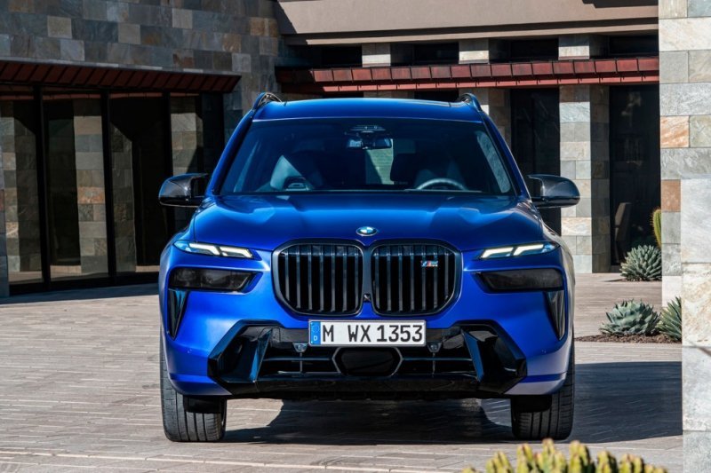
            BMW обновила флагманский кроссовер X7
        