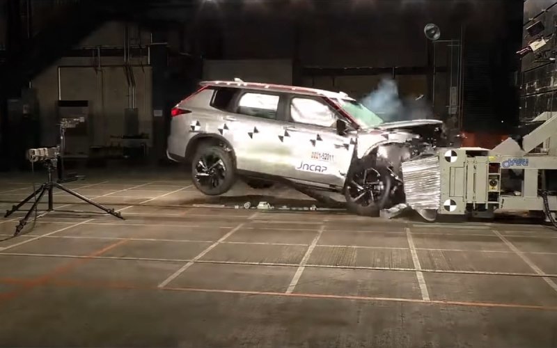 
            Новый Mitsubishi Outlander разбили на краш-тесте. Видео
        