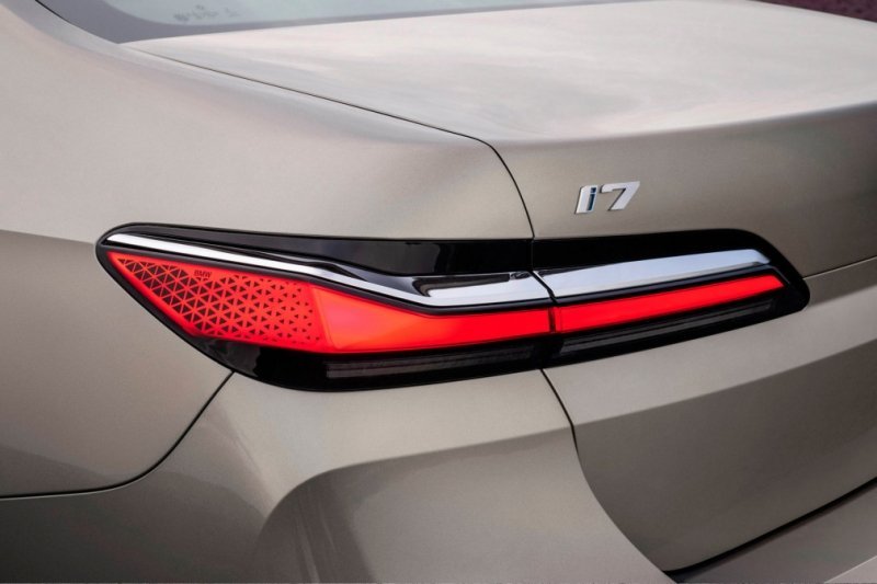 
            BMW представила флагманский седан 7-Series нового поколения
        