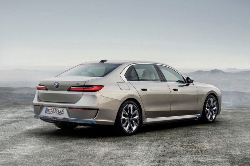
            BMW представила флагманский седан 7-Series нового поколения
        