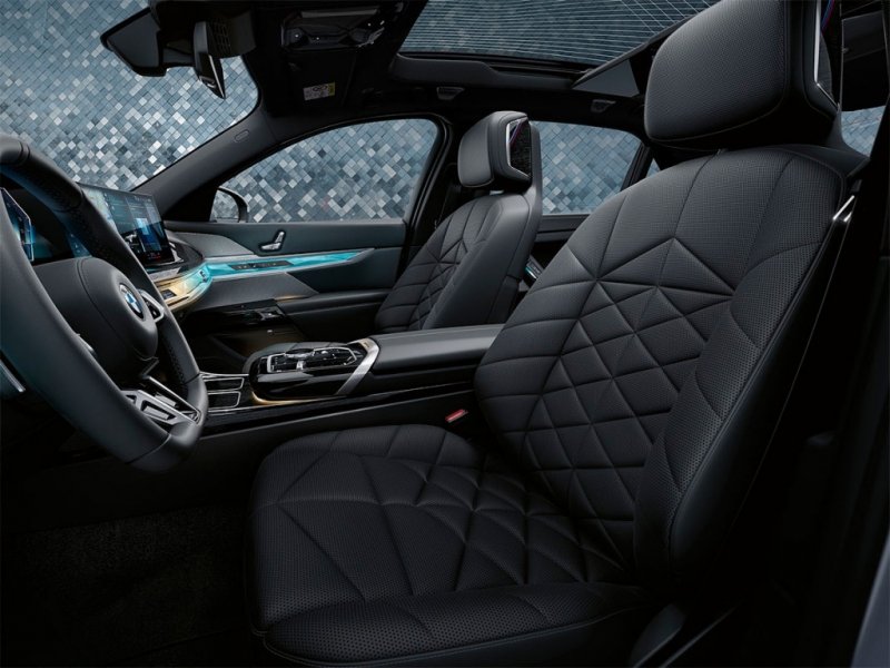 
            Новая BMW 7-Series получила первую спецверсию с 31,3-дюймовым 8К-экраном
        