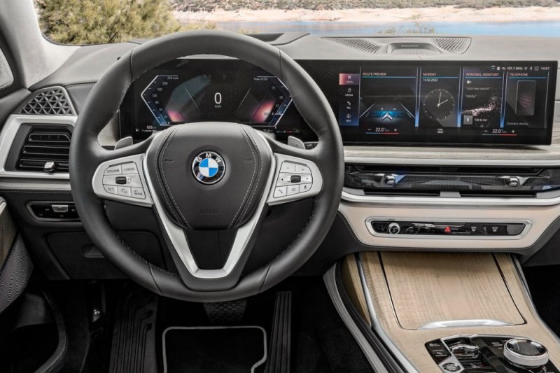 
            BMW обновила флагманский кроссовер X7
        