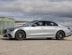 В Бельгии из-за санкций застряло 8 тыс. машин Mercedes и Lexus для России