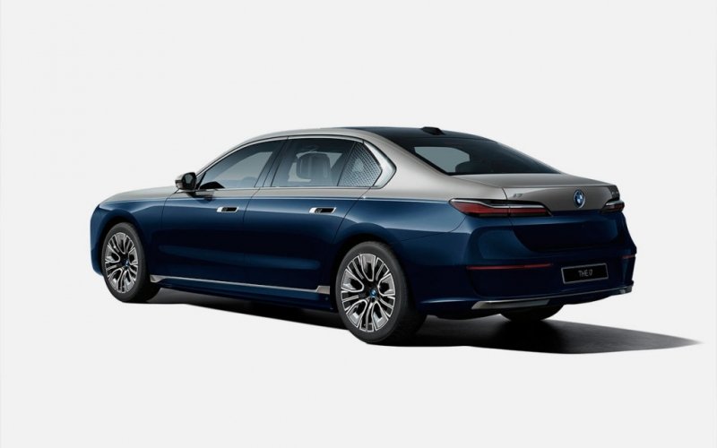 
            Новая BMW 7-Series получила первую спецверсию с 31,3-дюймовым 8К-экраном
        