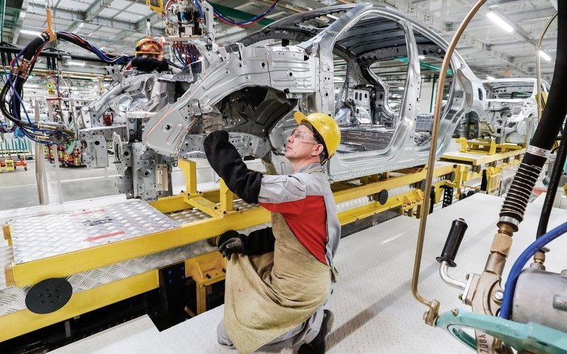 
            Мантуров назвал компании, продолжающие выпуск автомобилей в России
        