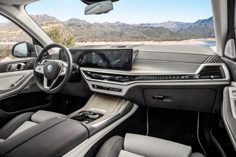 
            BMW обновила флагманский кроссовер X7
        