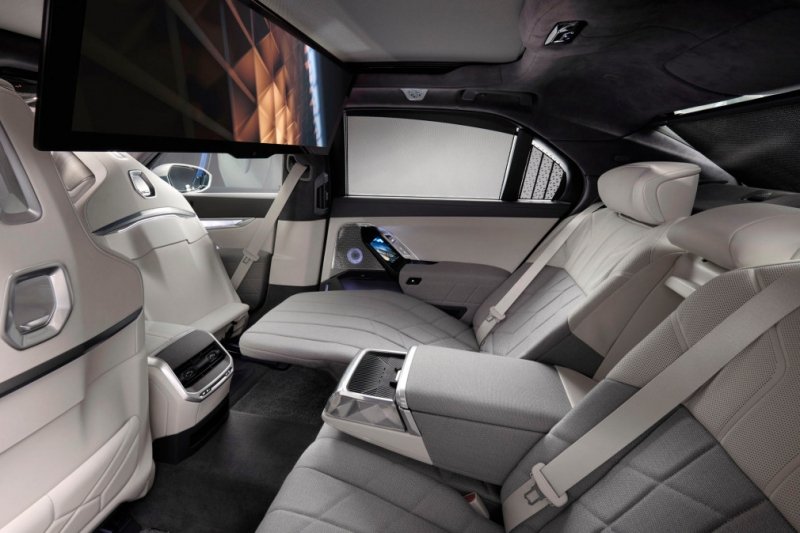 
            BMW представила флагманский седан 7-Series нового поколения
        
