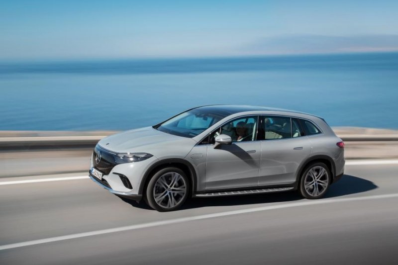 BMW 7-Series нового поколения, электрический Mercedes-Benz EQS SUV и электрокроссовер Lexus RZ: главное за неделю