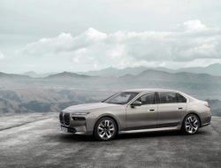 BMW 7 серии сменил поколение и распрощался с мотором V12