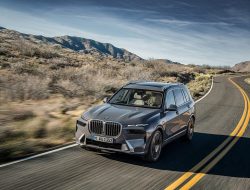 BMW до неузнаваемости изменила дизайн кроссовера X7