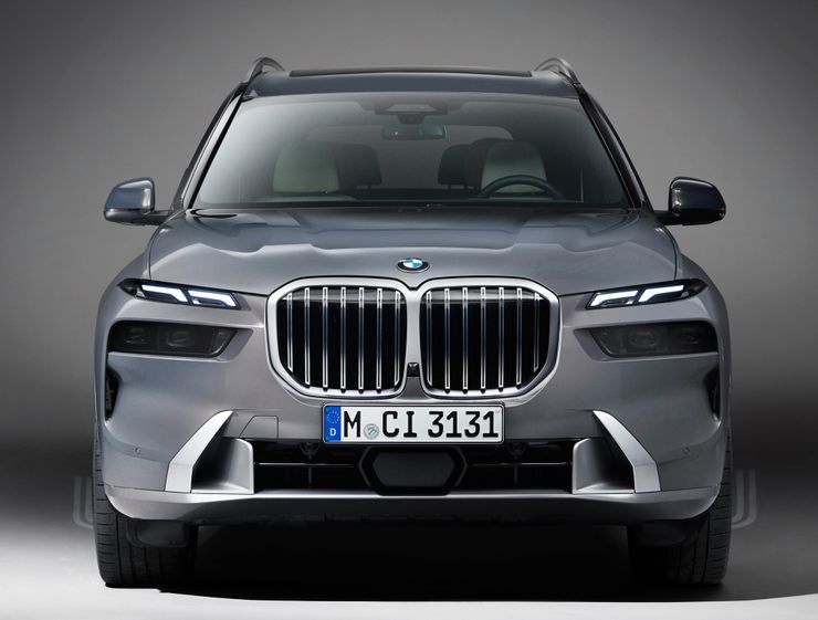 BMW до неузнаваемости изменила дизайн кроссовера X7