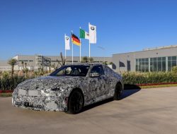 BMW показала новое поколение M2. Пока в камуфляже