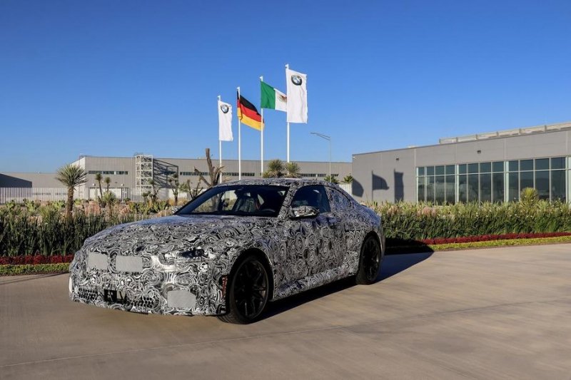 BMW показала новое поколение M2. Пока в камуфляже